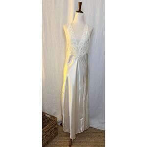 Vintage Victoria's Secret Gold Lqbel Slip / Chemise
Size Medium